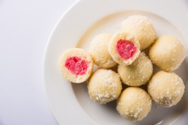 Kheer kahraman veya koyak kahraman Bengalli bir tatlıdır