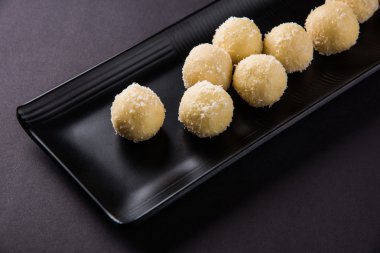 Kheer kahraman veya koyak kahraman Bengalli bir tatlıdır