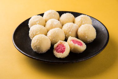 Kheer kahraman veya koyak kahraman Bengalli bir tatlıdır