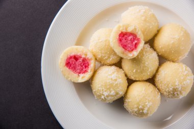 Kheer kahraman veya koyak kahraman Bengalli bir tatlıdır