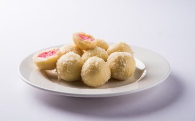 Kheer kahraman veya koyak kahraman Bengalli bir tatlıdır