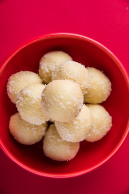 Kheer kahraman veya koyak kahraman Bengalli bir tatlıdır