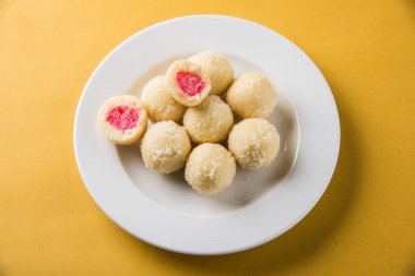 Kheer kahraman veya koyak kahraman Bengalli bir tatlıdır