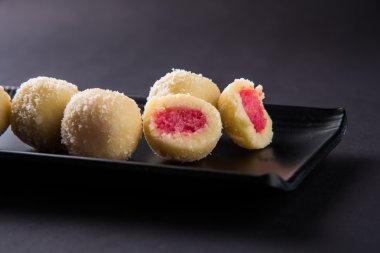 Kheer kahraman veya koyak kahraman Bengalli bir tatlıdır