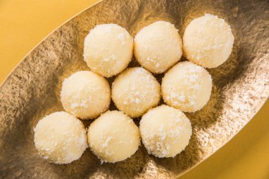 Kheer kahraman veya koyak kahraman Bengalli bir tatlıdır