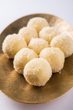 Kheer kahraman veya koyak kahraman Bengalli bir tatlıdır