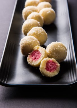 Kheer kahraman veya koyak kahraman Bengalli bir tatlıdır