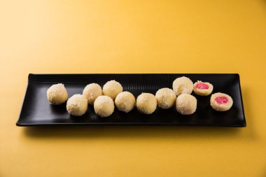 Kheer kahraman veya koyak kahraman Bengalli bir tatlıdır