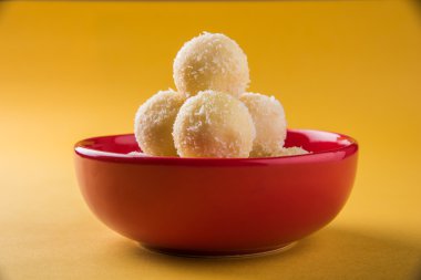 Kheer kahraman veya koyak kahraman Bengalli bir tatlıdır