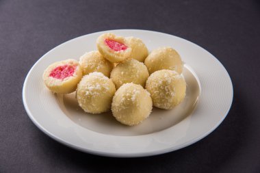Kheer kahraman veya koyak kahraman Bengalli bir tatlıdır