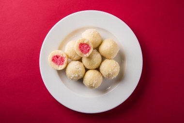 Kheer kahraman veya koyak kahraman Bengalli bir tatlıdır