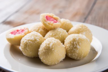 Kheer kahraman veya koyak kahraman Bengalli bir tatlıdır