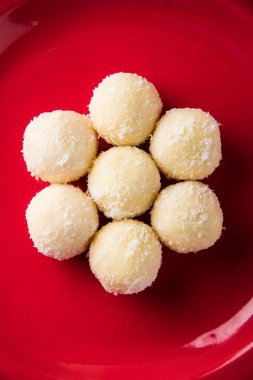 Kheer kahraman veya koyak kahraman Bengalli bir tatlıdır