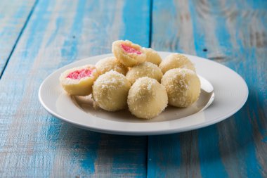 Kheer kahraman veya koyak kahraman Bengalli bir tatlıdır