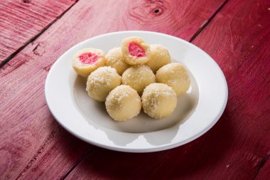 Kheer kahraman veya koyak kahraman Bengalli bir tatlıdır