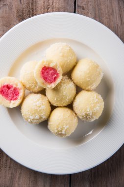 Kheer kahraman veya koyak kahraman Bengalli bir tatlıdır