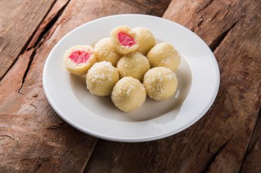 Kheer kahraman veya koyak kahraman Bengalli bir tatlıdır