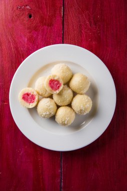Kheer kahraman veya koyak kahraman Bengalli bir tatlıdır