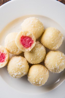 Kheer kahraman veya koyak kahraman Bengalli bir tatlıdır