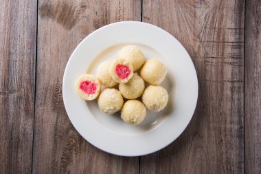 Kheer kahraman veya koyak kahraman Bengalli bir tatlıdır