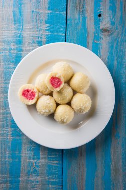 Kheer kahraman veya koyak kahraman Bengalli bir tatlıdır