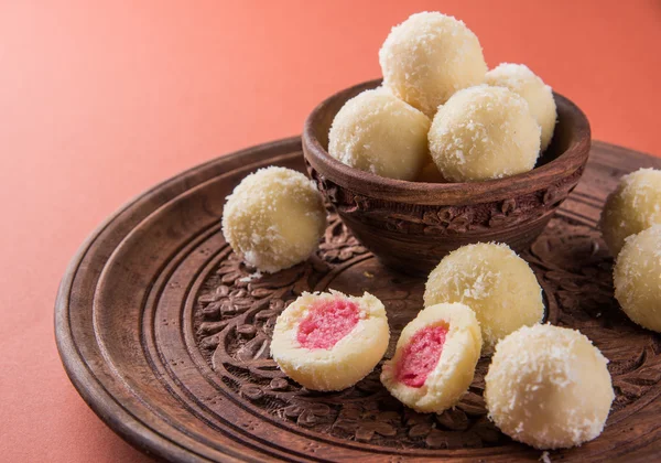 Kheer kahraman veya koyak kahraman Bengalli bir tatlıdır