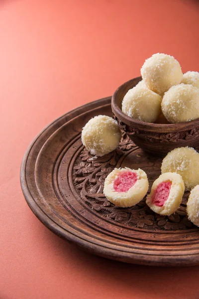 Kheer kahraman veya koyak kahraman Bengalli bir tatlıdır