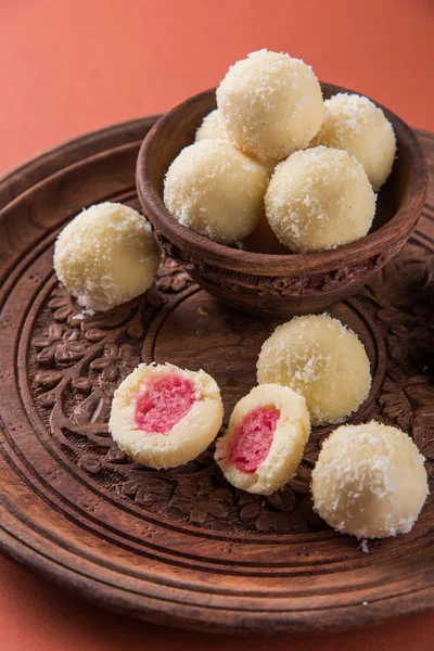 Kheer kahraman veya koyak kahraman Bengalli bir tatlıdır