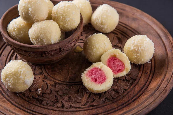 Kheer kahraman veya koyak kahraman Bengalli bir tatlıdır