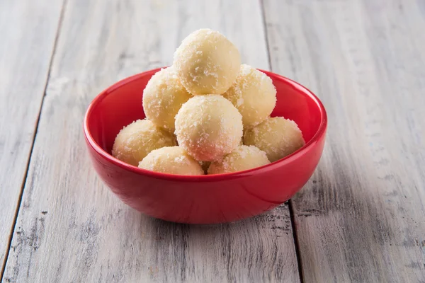 Kheer kahraman veya koyak kahraman Bengalli bir tatlıdır