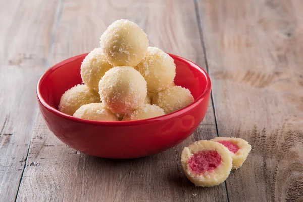 Kheer kahraman veya koyak kahraman Bengalli bir tatlıdır