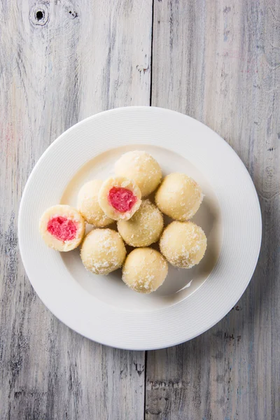 Kheer kahraman veya koyak kahraman Bengalli bir tatlıdır