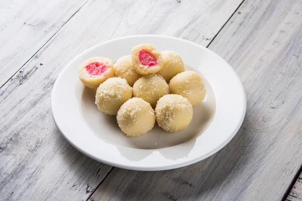 Kheer kahraman veya koyak kahraman Bengalli bir tatlıdır