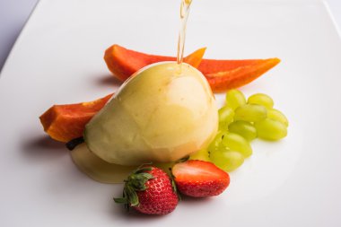 meyve salatası veya kesilmiş meyve, beslenme, sağlıklı meyve salatası beyaz kase - sağlıklı kahvaltı, ağırlık kaybı kavramı, meyve tabağı, diyet meyve salatası beyaz plaka, portre