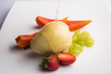 meyve salatası veya kesilmiş meyve, beslenme, sağlıklı meyve salatası beyaz kase - sağlıklı kahvaltı, ağırlık kaybı kavramı, meyve tabağı, diyet meyve salatası beyaz plaka, portre