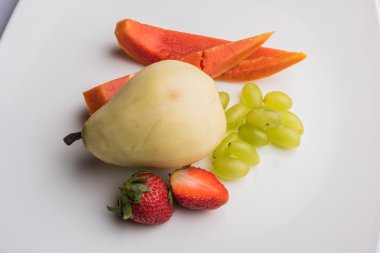 meyve salatası veya kesilmiş meyve, beslenme, sağlıklı meyve salatası beyaz kase - sağlıklı kahvaltı, ağırlık kaybı kavramı, meyve tabağı, diyet meyve salatası beyaz plaka, portre