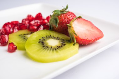 meyve salatası veya kesilmiş meyve, beslenme, sağlıklı meyve salatası beyaz kase - sağlıklı kahvaltı, ağırlık kaybı kavramı, meyve tabağı, diyet meyve salatası beyaz plaka, portre