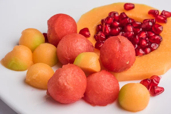 Fruitsalade of gesneden fruit, dieet, gezond fruit salade met het witte bowl - dieet fruitsalade in witte plaat, close-up, gezond ontbijt, verlies gewichtsconcept, Fruit plaat — Stockfoto