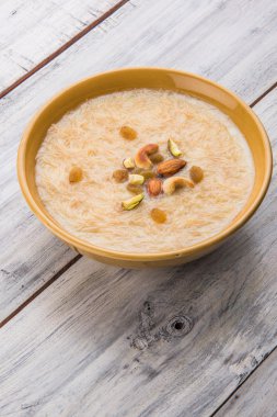 tatlı Kheer veya koyak payasa, gil-e-firdaus, fereni olarak da bilinen dik Khurma Seviyan, popüler tatlı tabağı