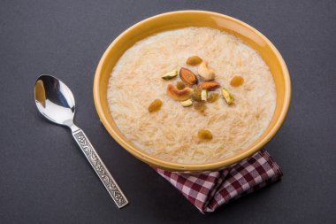 tatlı Kheer veya koyak payasa, gil-e-firdaus, fereni olarak da bilinen dik Khurma Seviyan, popüler tatlı tabağı