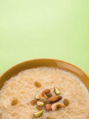 tatlı Kheer veya koyak payasa, gil-e-firdaus, fereni olarak da bilinen dik Khurma Seviyan, popüler tatlı tabağı