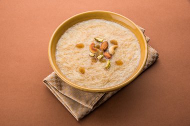 tatlı Kheer veya koyak payasa, gil-e-firdaus, fereni olarak da bilinen dik Khurma Seviyan, popüler tatlı tabağı