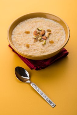 tatlı Kheer veya koyak payasa, gil-e-firdaus, fereni olarak da bilinen dik Khurma Seviyan, popüler tatlı tabağı