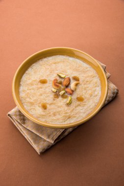 tatlı Kheer veya koyak payasa, gil-e-firdaus, fereni olarak da bilinen dik Khurma Seviyan, popüler tatlı tabağı