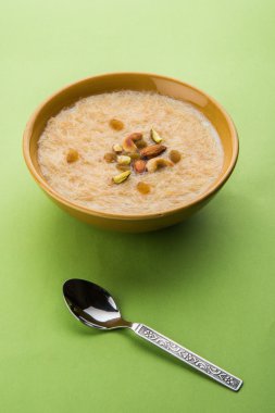 tatlı Kheer veya koyak payasa, gil-e-firdaus, fereni olarak da bilinen dik Khurma Seviyan, popüler tatlı tabağı