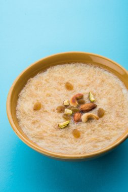 tatlı Kheer veya koyak payasa, gil-e-firdaus, fereni olarak da bilinen dik Khurma Seviyan, popüler tatlı tabağı
