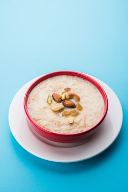 tatlı Kheer veya koyak payasa, gil-e-firdaus, fereni olarak da bilinen dik Khurma Seviyan, popüler tatlı tabağı