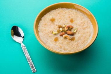 tatlı Kheer veya koyak payasa, gil-e-firdaus, fereni olarak da bilinen dik Khurma Seviyan, popüler tatlı tabağı