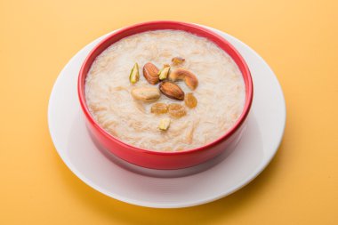 tatlı Kheer veya koyak payasa, gil-e-firdaus, fereni olarak da bilinen dik Khurma Seviyan, popüler tatlı tabağı