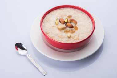 tatlı Kheer veya koyak payasa, gil-e-firdaus, fereni olarak da bilinen dik Khurma Seviyan, popüler tatlı tabağı